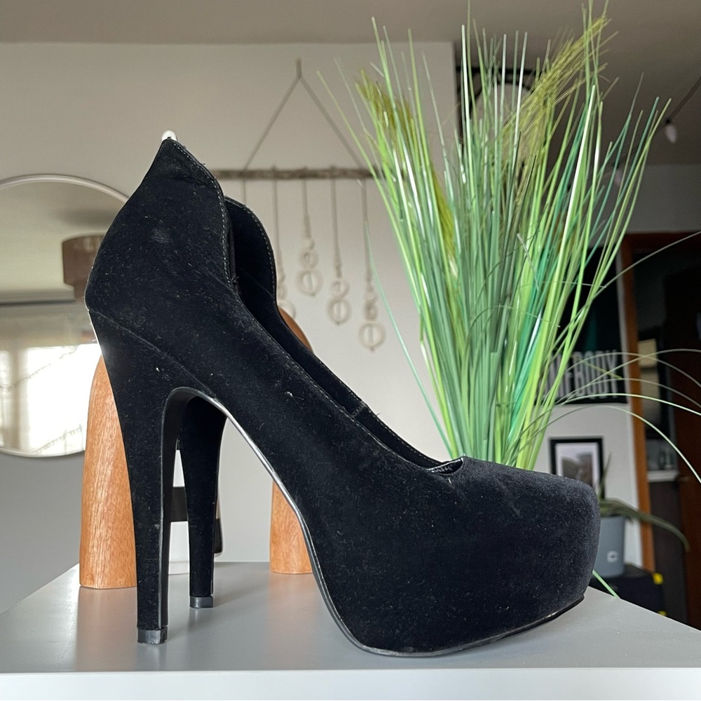 Body Central
Black Velvet Platform Heels